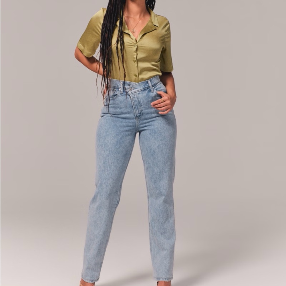 Abercrombie Curve Love Ultra High Rise 90s Straight Jean